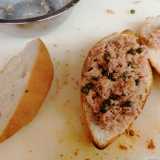 Oggi invece alla ricetta classica si affiancano varianti con capperi, pomodori e sottaceti